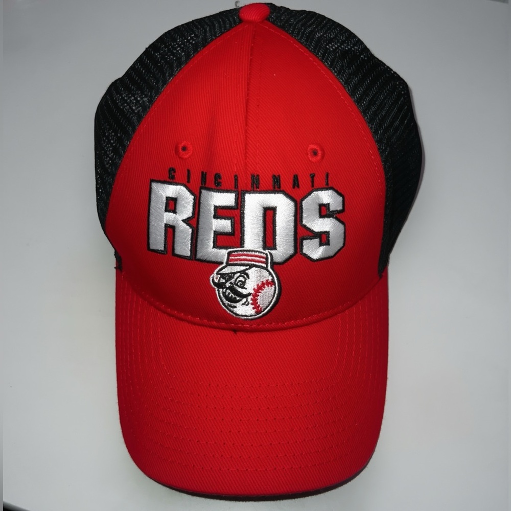 Cincinnati Reds Genuine Merchandise Adjustable Hat
